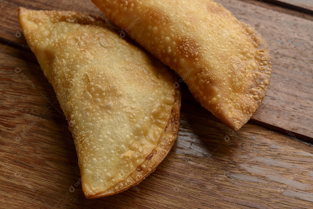 Lanche tradicional brasileiro conhecido como pastel