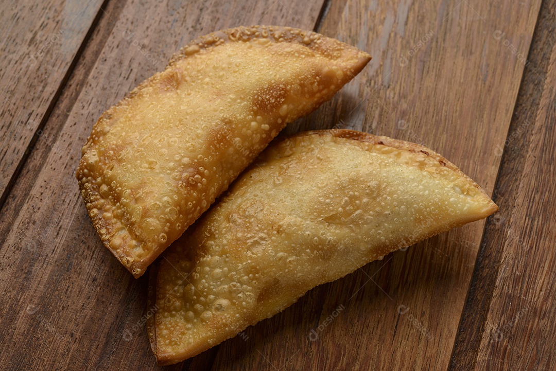 Lanche tradicional brasileiro conhecido como pastel