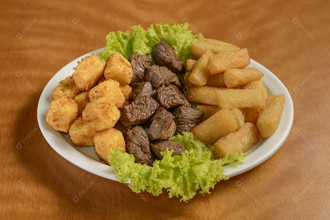 Filé mignon com queijo empanado e mandioca frita. Aperitivo tradicional brasileiro.