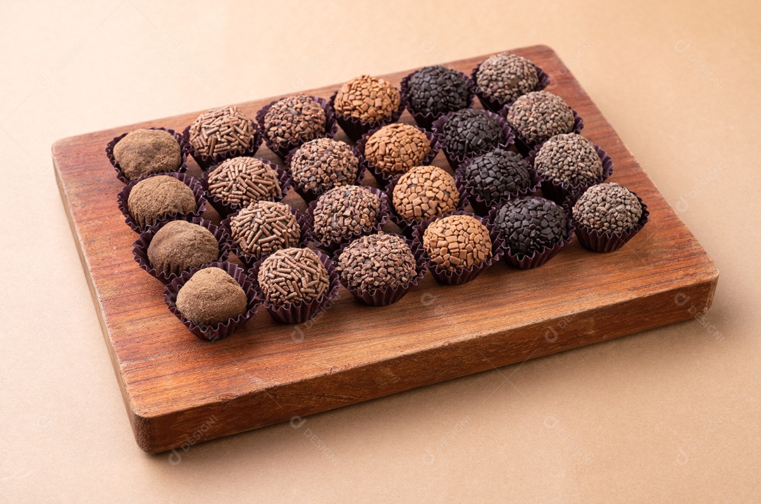 Doce típicos brigadeiros brasileiros, vários sabores.