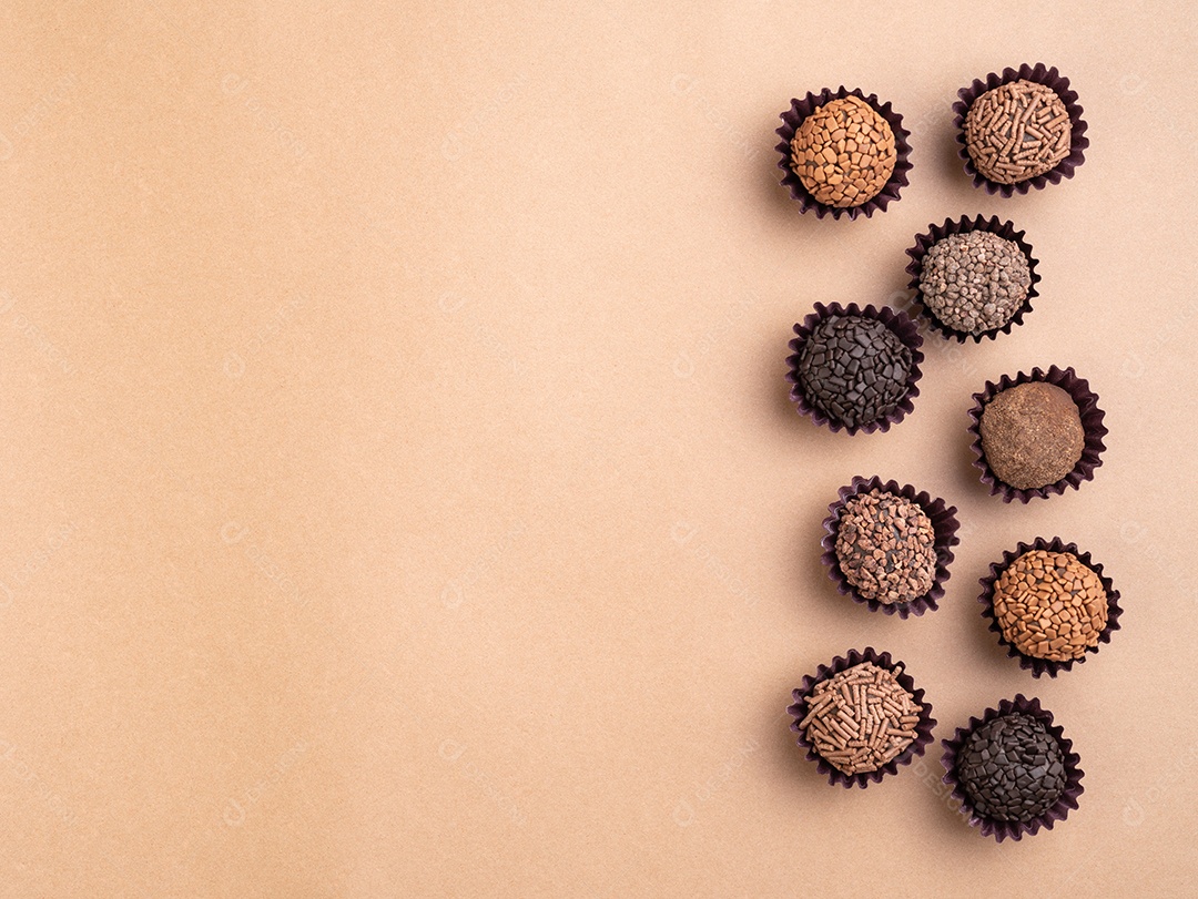 Doce típicos brigadeiros brasileiros, vários sabores.