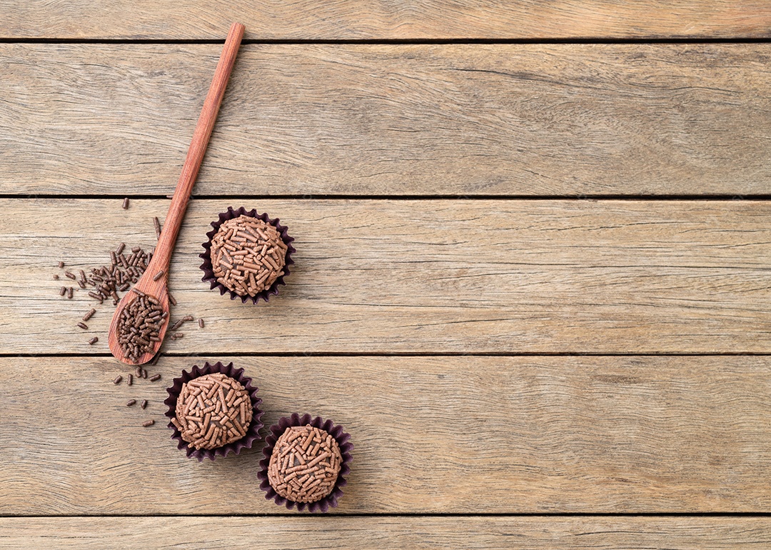 Doce típicos brigadeiros brasileiros, vários sabores.