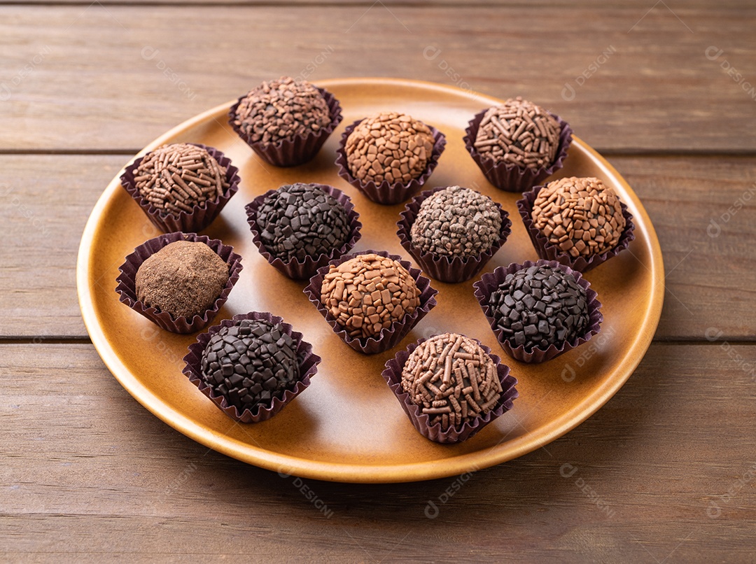 Doce típicos brigadeiros brasileiros, vários sabores.