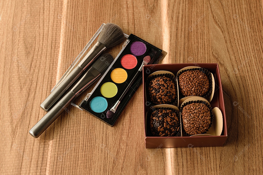 Vários tipos de brigadeiros organizados em internas. Brigadeiros de chocolate