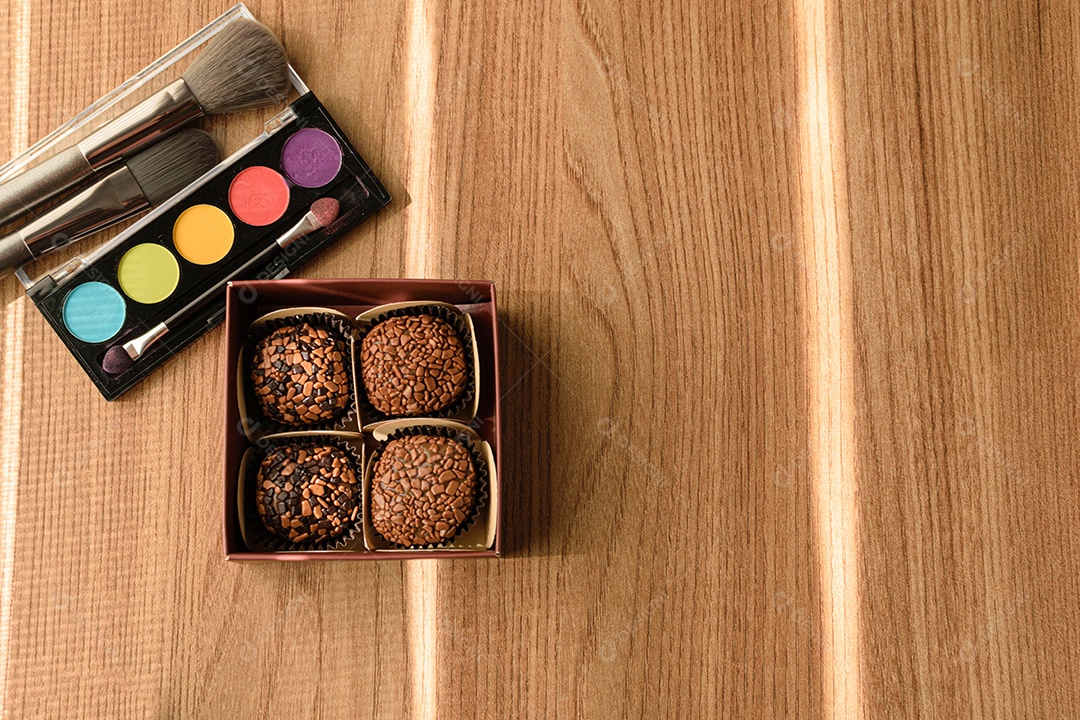 Vários tipos de brigadeiros organizados em internas. Brigadeiros de chocolate