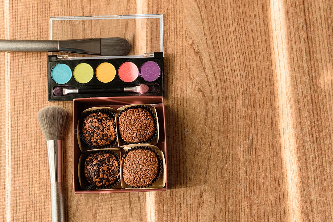 Vários tipos de brigadeiros organizados em internas. Brigadeiros de chocolate