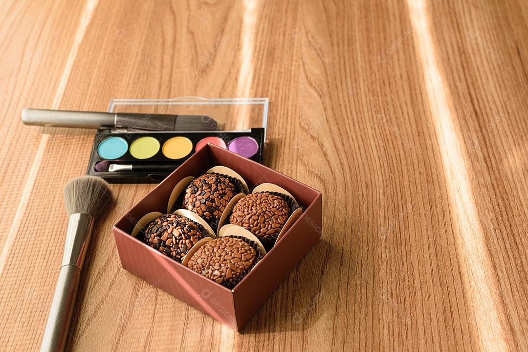 Vários tipos de brigadeiros organizados em internas. Brigadeiros de chocolate