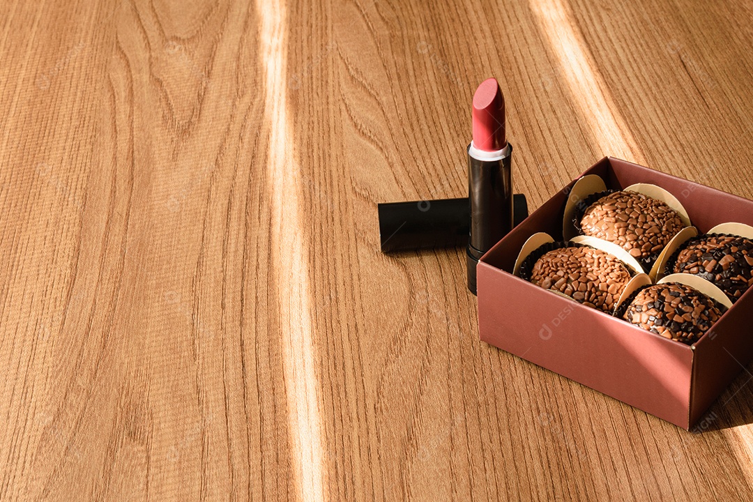 Vários tipos de brigadeiros organizados em internas. Brigadeiros de chocolate