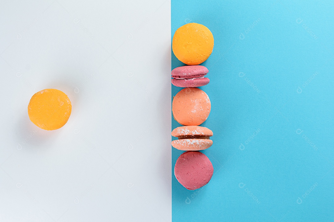 Porção de biscoitos coloridos sobre um fundo branco e azul.