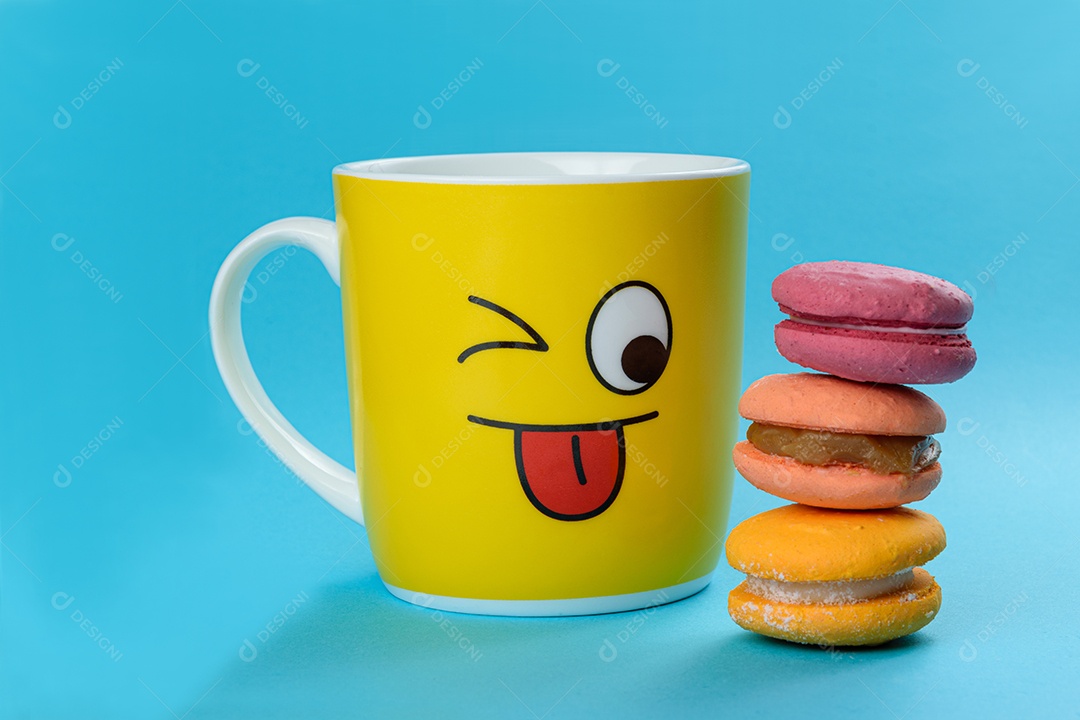 Olho da caneca amarela, observando macarons empilhados coloridos