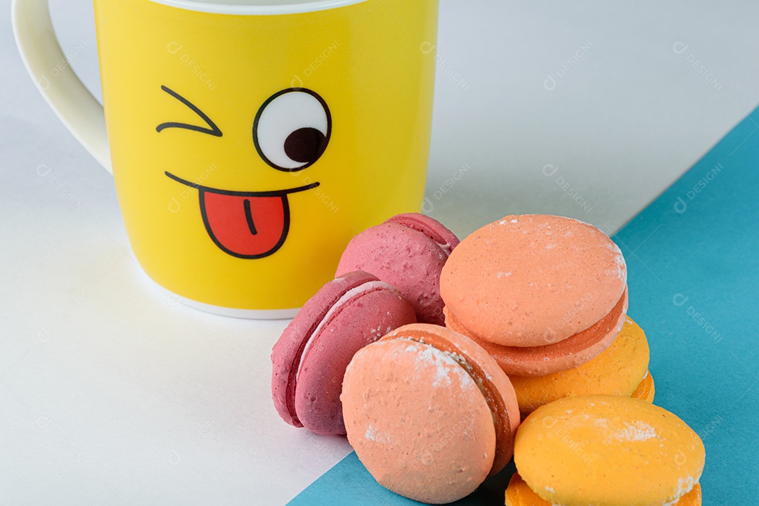 Caneca que olha macarrons empilhados está no olho.