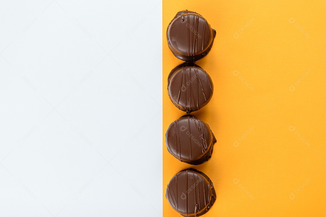 Bolos de mel brasileiros em linha reta. Fundo laranja e branco.