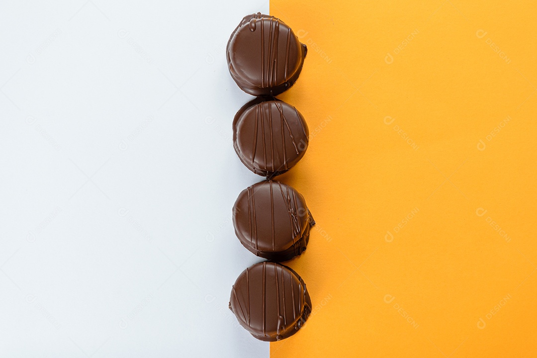 Bolos de mel brasileiros em linha reta. Fundo laranja e branco.