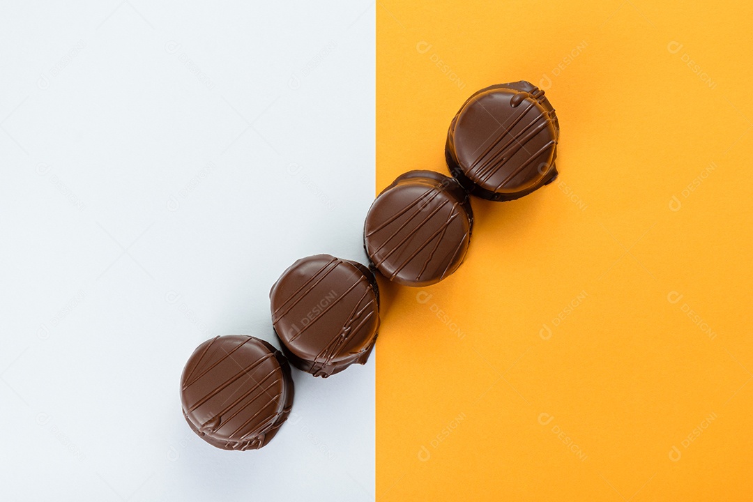 Bolos de mel brasileiros em linha reta. Fundo laranja e branco.