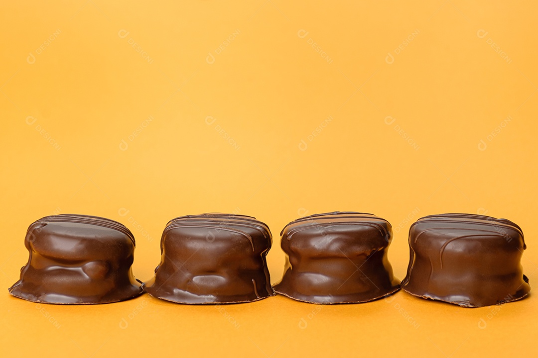 Detalhe de 4 bolos de mel brasileiros alinhados horizontalmente.