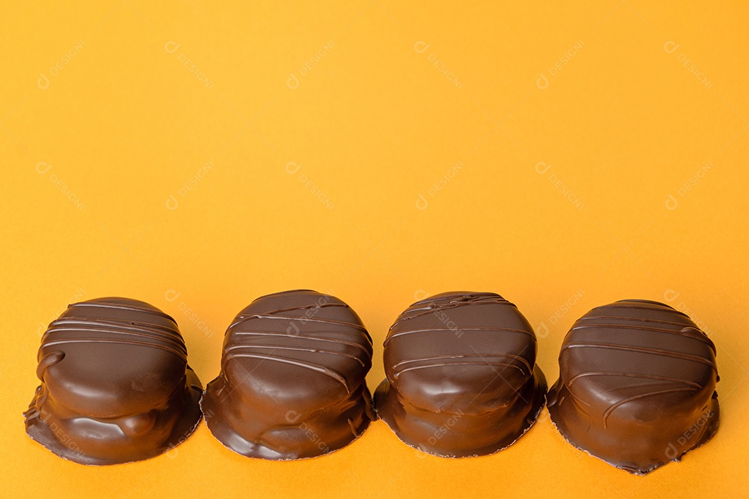 Detalhe de 4 bolos de mel brasileiros alinhados horizontalmente.