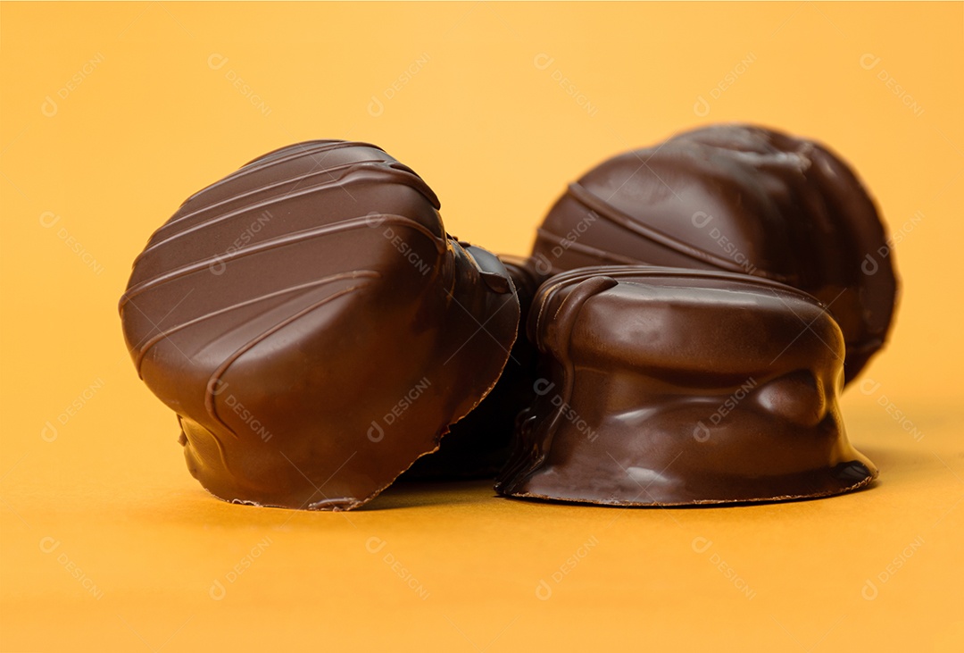 Detalhe de 4 bolos de mel brasileiros alinhados horizontalmente.