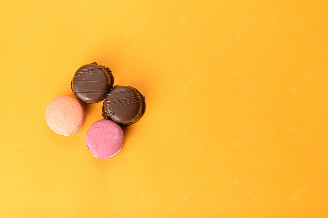 Macarons e bolos de mel brasileiros em uma vista