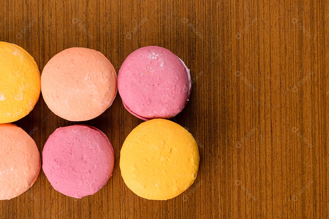 Porção de macarons coloridos na exibição