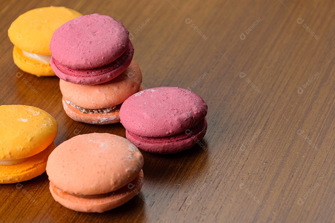 Porção de macarons coloridos na exibição