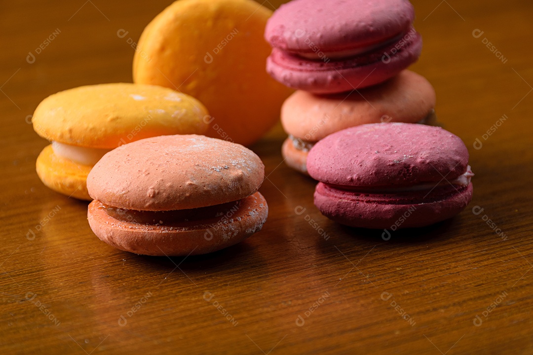 Porção de macarons coloridos na exibição