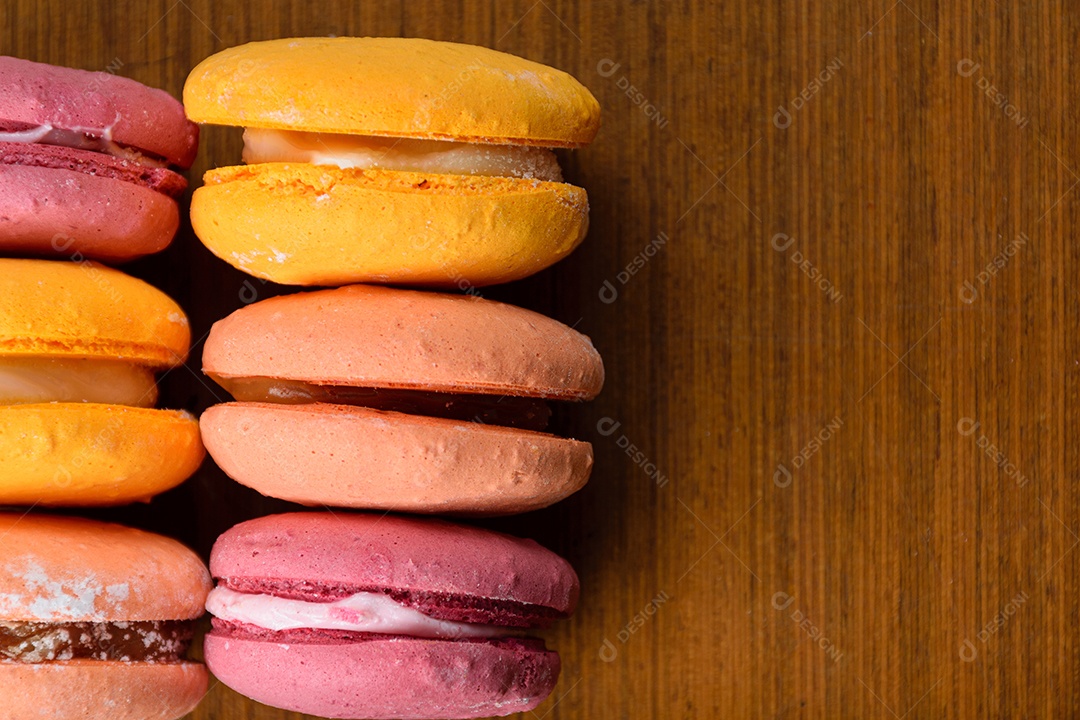 Porção de macarons coloridos na exibição