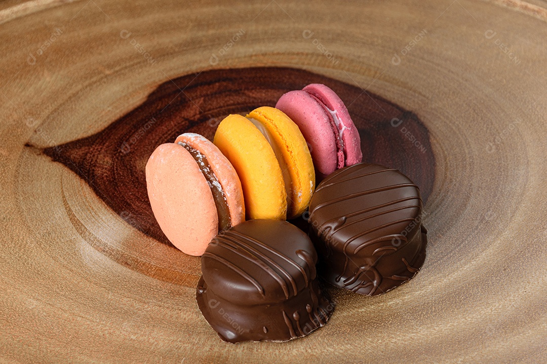 Porção de macarons coloridos na exibição