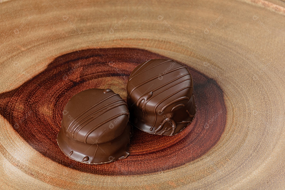 Bolos de mel brasileiros em uma placa de madeira.