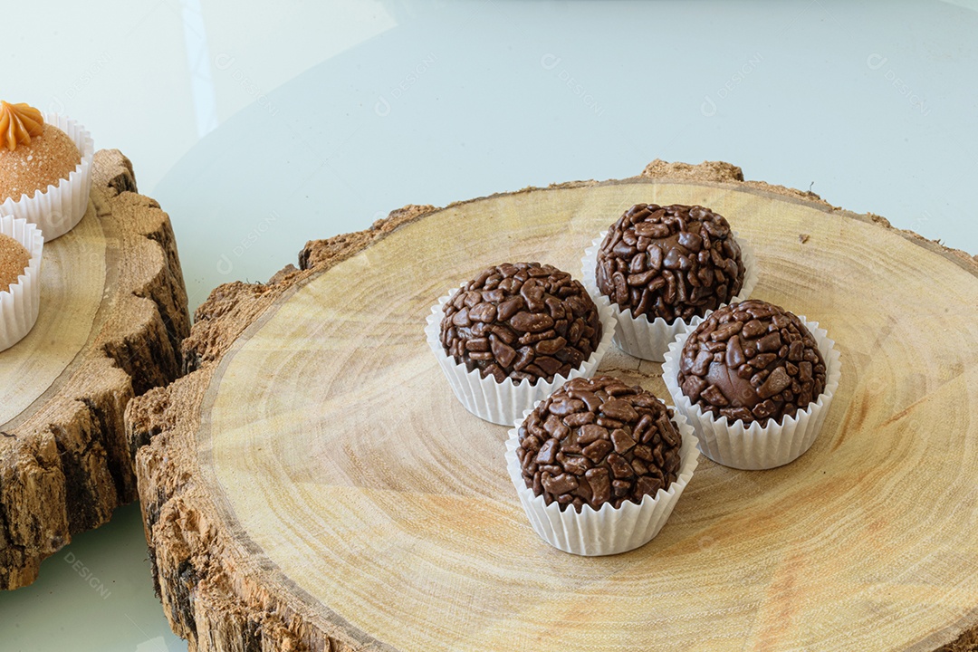 Brigadeiros sobre tábua de pau-brasil.