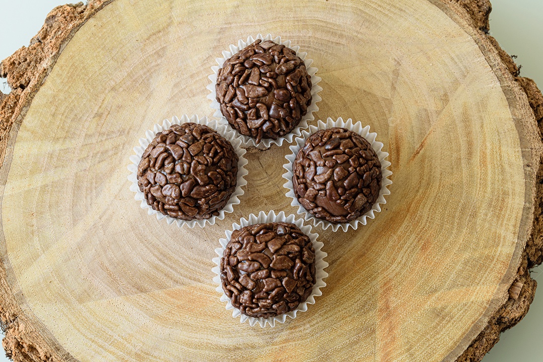 Brigadeiros sobre tábua de pau-brasil vista de cima
