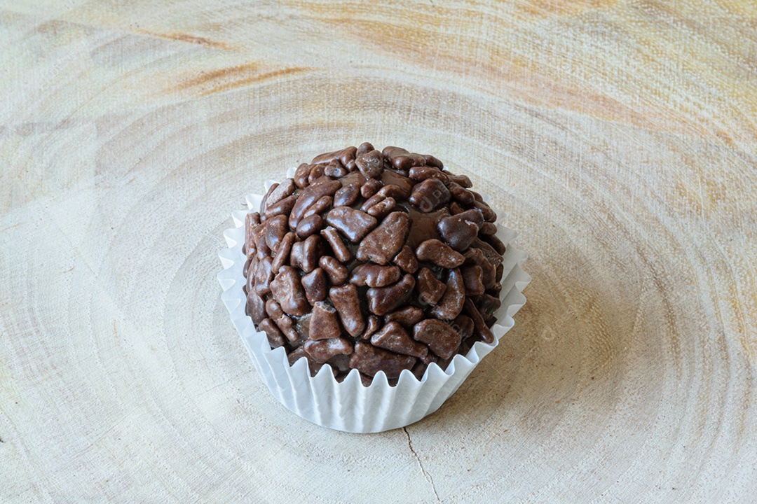 Brigadeiro de churros brigadeiro em uma placa de madeira