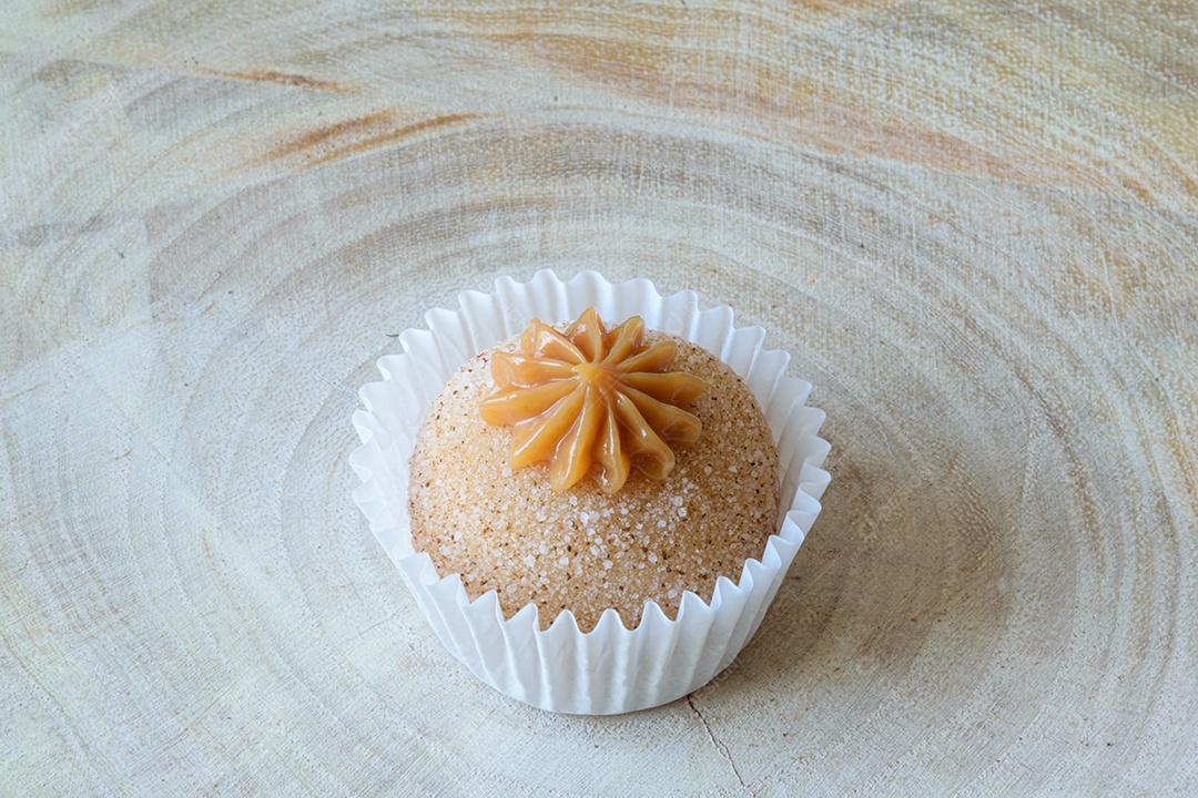 Brigadeiro de churros brigadeiro em uma placa de madeira