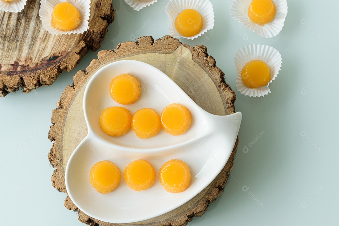 Vários quindins sobre fundo preto fosco. Doce tradicional brasileiro.