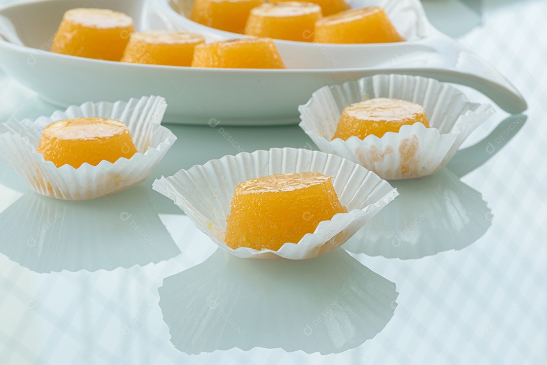 Vários quindins sobre fundo preto fosco. Doce tradicional brasileiro.