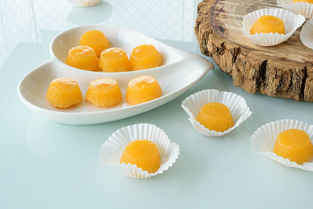 Vários quindins sobre fundo preto fosco. Doce tradicional brasileiro.