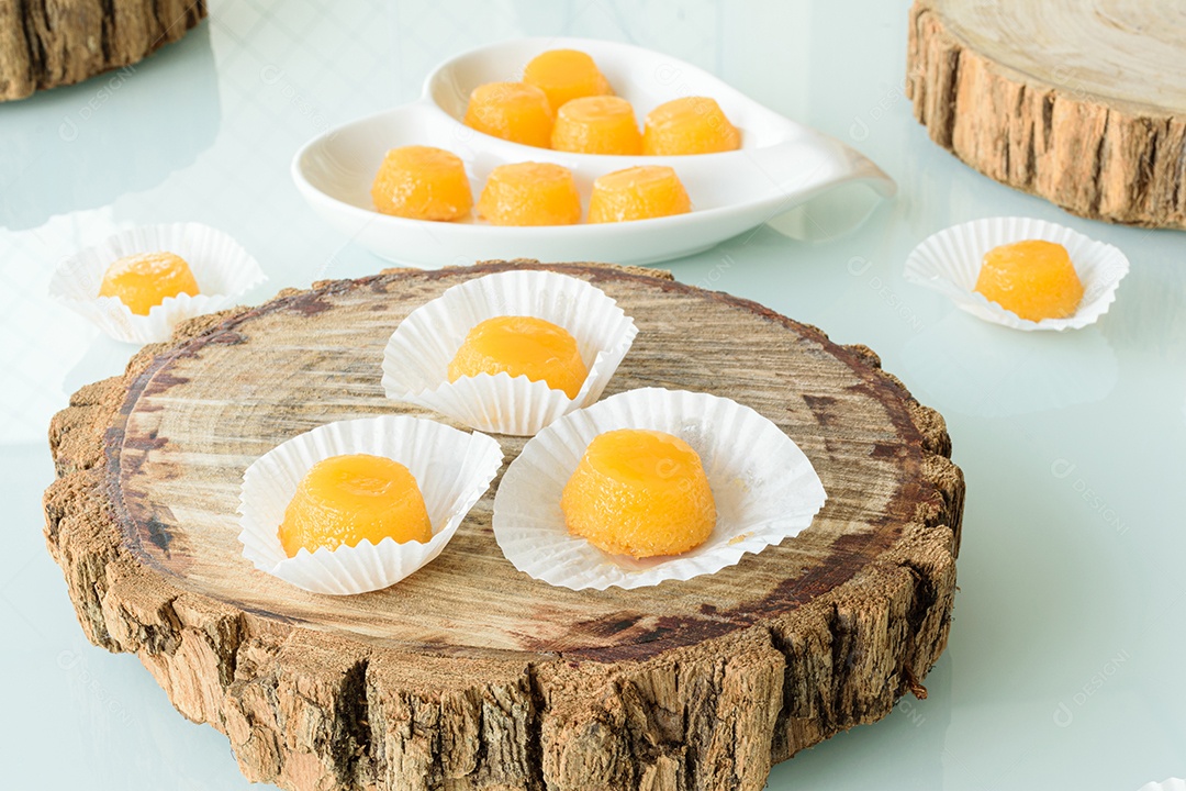 Vários quindins sobre fundo preto fosco. Doce tradicional brasileiro.