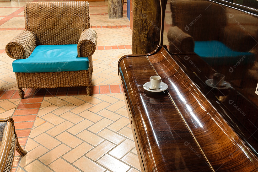 Xícara de café em um piano fechado