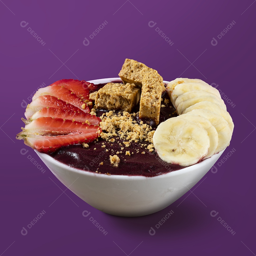 Tigela branca de açaí brasileiro congelado com paçoca, morango e banana.