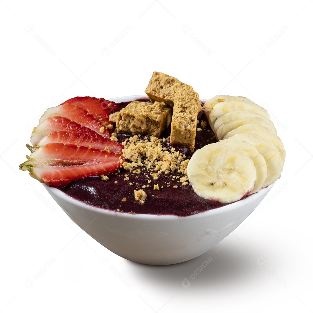Tigela branca de açaí brasileiro congelado com paçoca, morango e banana.