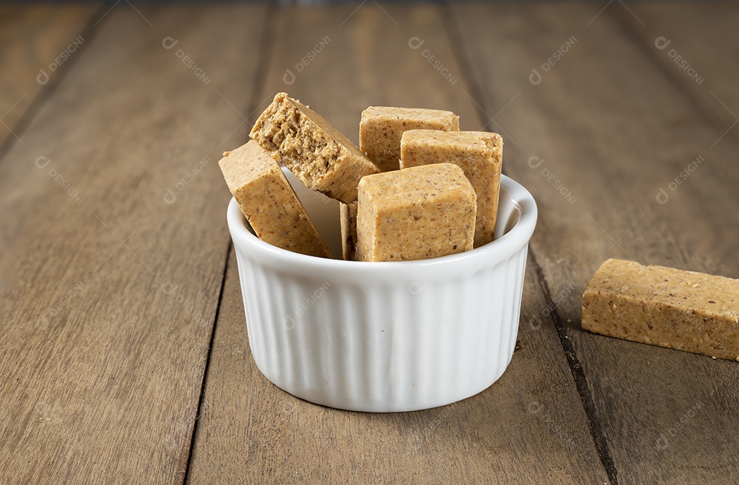 Paçoca é um Doce de Amendoim Brasileiro. em uma tigela branca