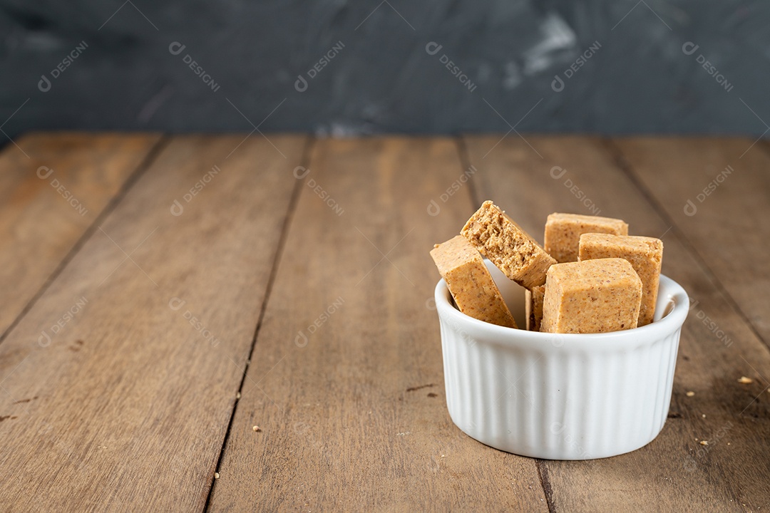 Paçoca é um Doce de Amendoim Brasileiro. em uma tigela branca