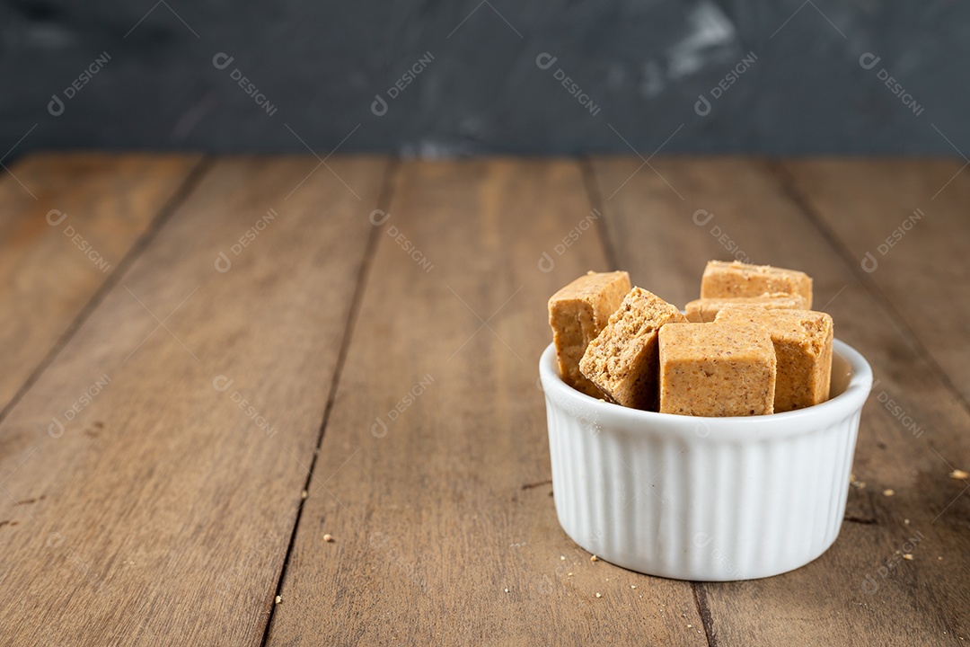 Paçoca é um Doce de Amendoim Brasileiro. em uma tigela branca