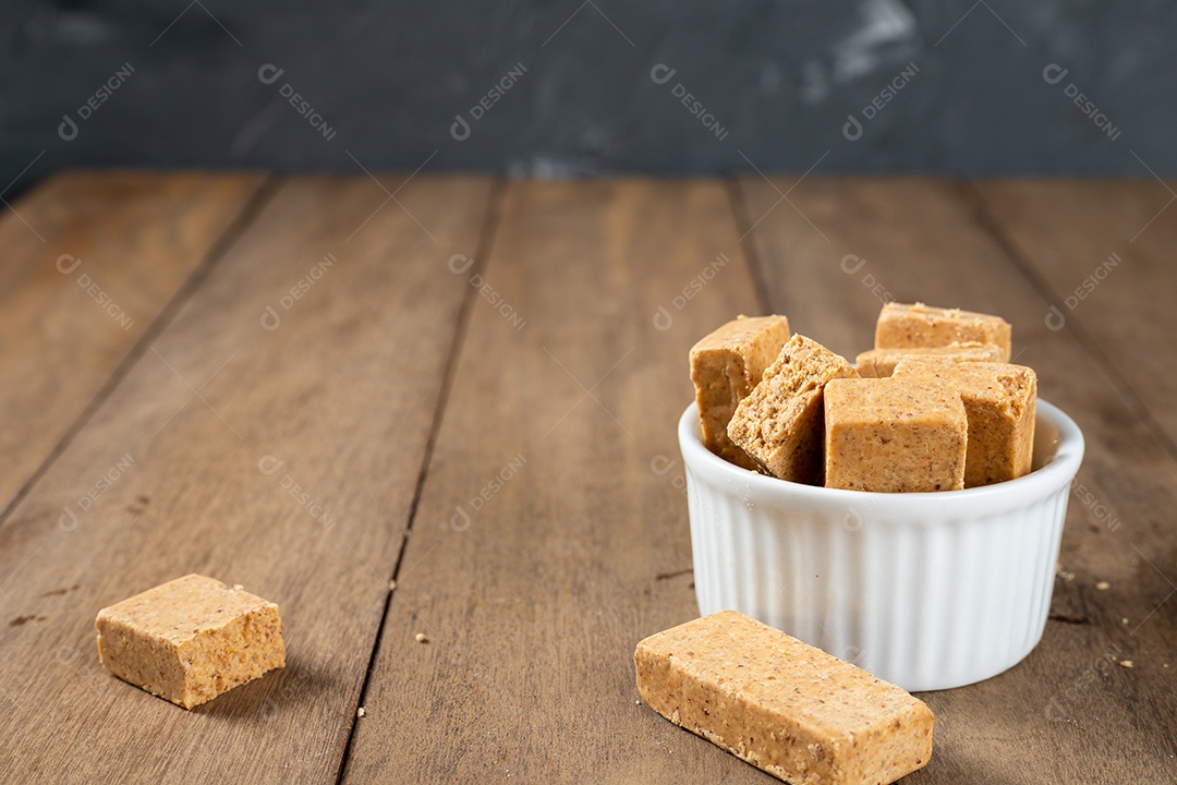 Paçoca é um Doce de Amendoim Brasileiro. em uma tigela branca