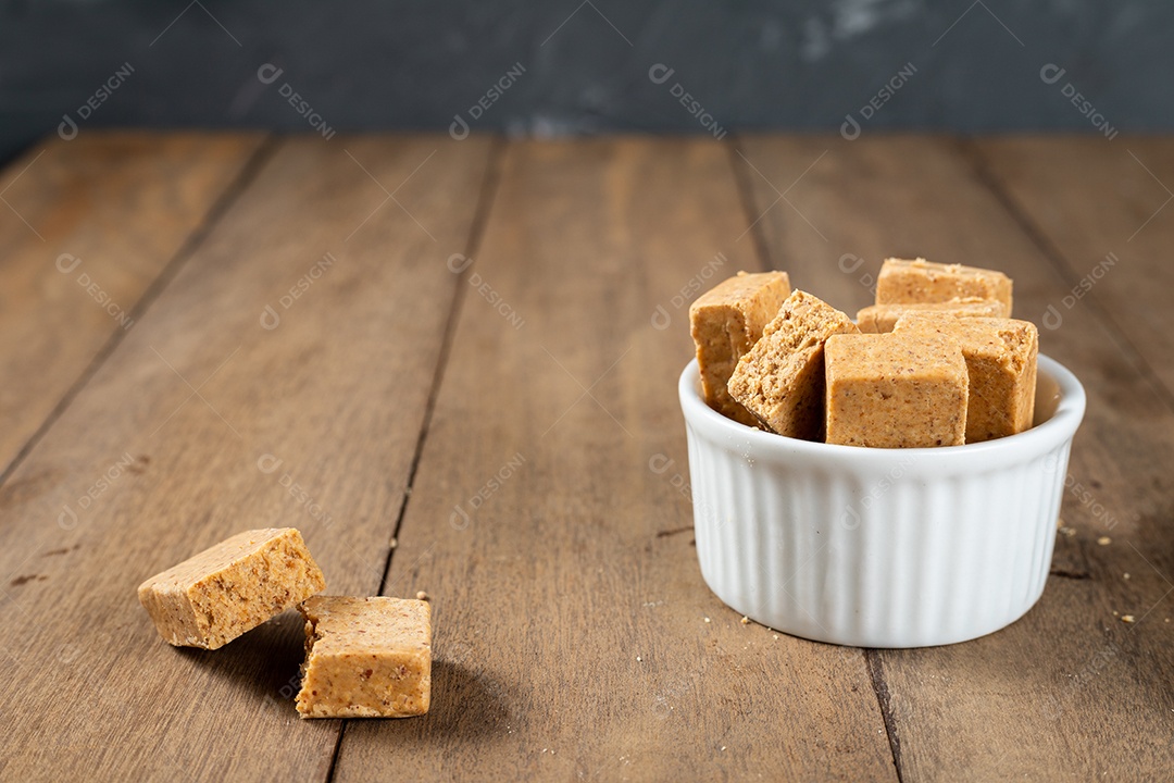 Paçoca é um Doce de Amendoim Brasileiro. em uma tigela branca