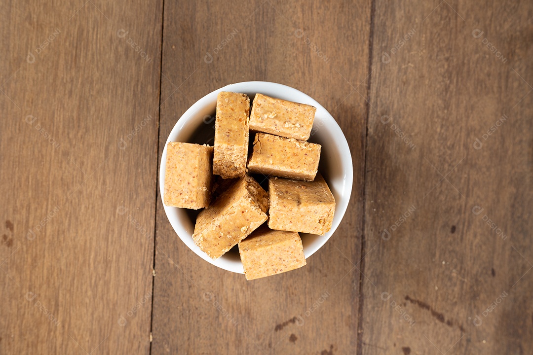 Paçoca é um Doce de Amendoim Brasileiro. em uma tigela branca