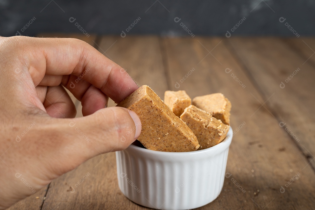 Paçoca é um Doce de Amendoim Brasileiro. em uma tigela branca