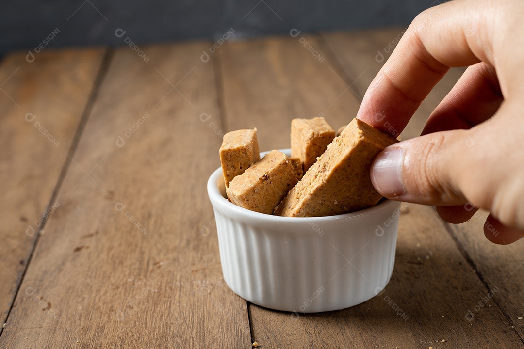 Paçoca é um Doce de Amendoim Brasileiro. em uma tigela branca