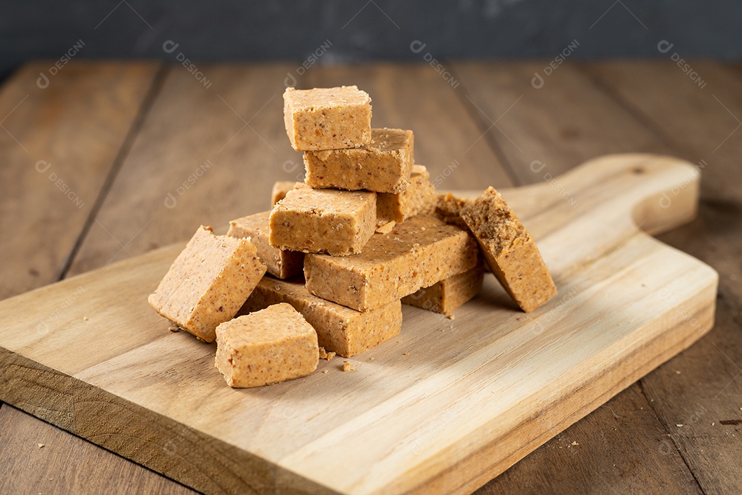 Paçoca é um Doce de Amendoim Brasileiro. em uma tigela branca