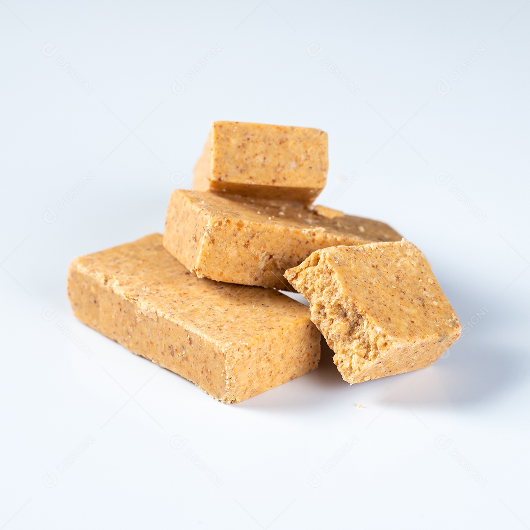 Doce brasileiro chamado paçoca isolado no fundo branco.