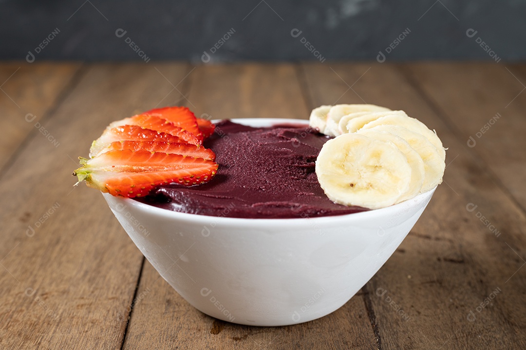 Tigela Branca de Açai Berry Congelado Brasileiro com Banana e Morango